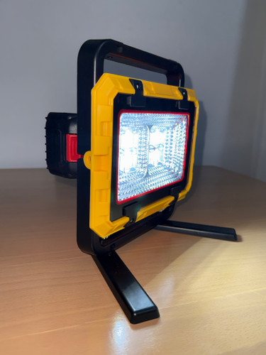 چراغ اضطراری کمپ قوی ٨ سلولی پایه دار